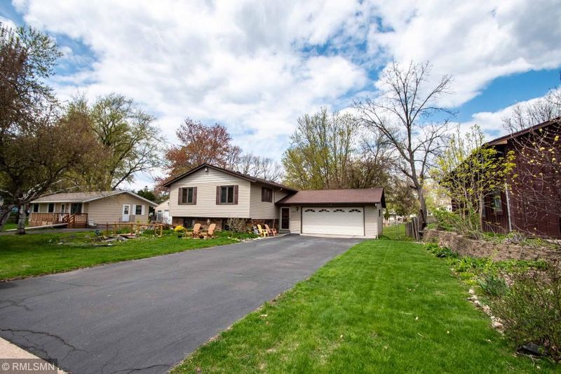 6070 Upper 44th St N, Oakdale, MN 55128
