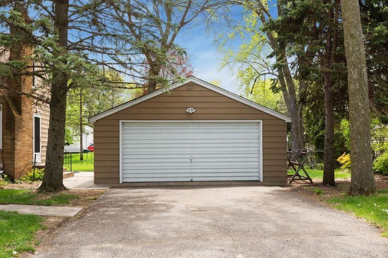 1128 Eldridge Ave W, Roseville, MN 55113