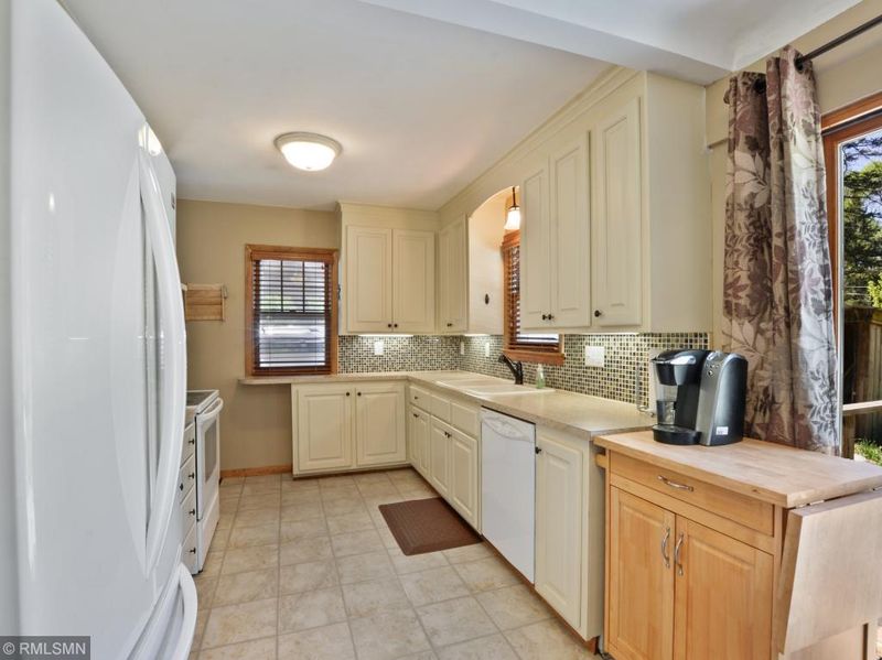 7580 Knollwood Dr, Mounds View, MN 55112