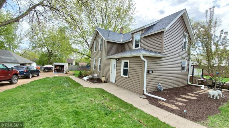 614 E 6th St, Chaska, MN 55318