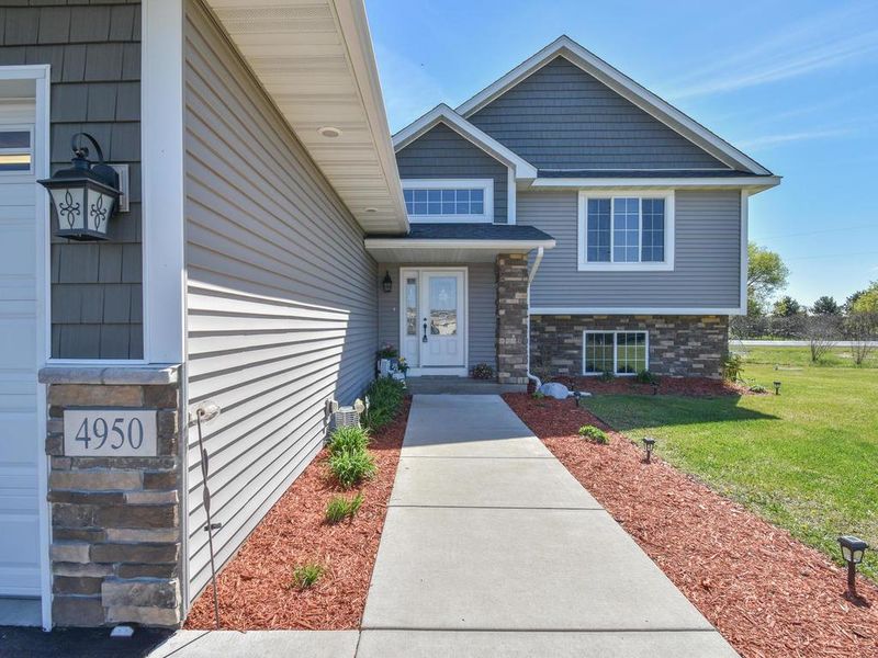 4950 259th Ct, Wyoming, MN 55092