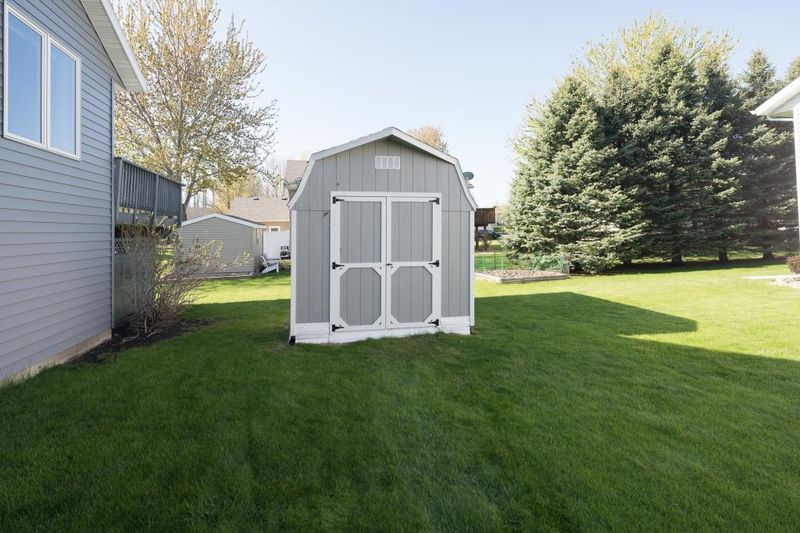 15 La Mar Ct, North Mankato, MN 56003