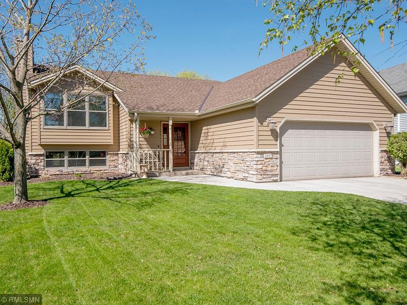 1692 Helmo Rd N, Oakdale, MN 55128