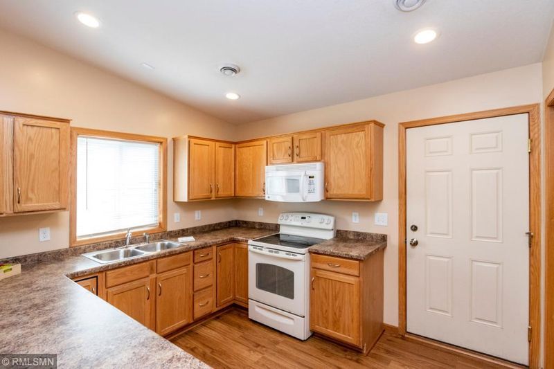 618 Strafford Dr, Zumbrota, MN 55992