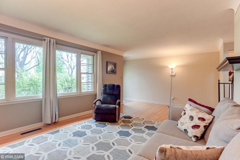 902 Hoyt Ave W, Saint Paul, MN 55117