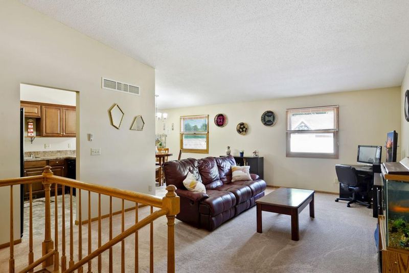 149 Woodland Dr, Chaska, MN 55318