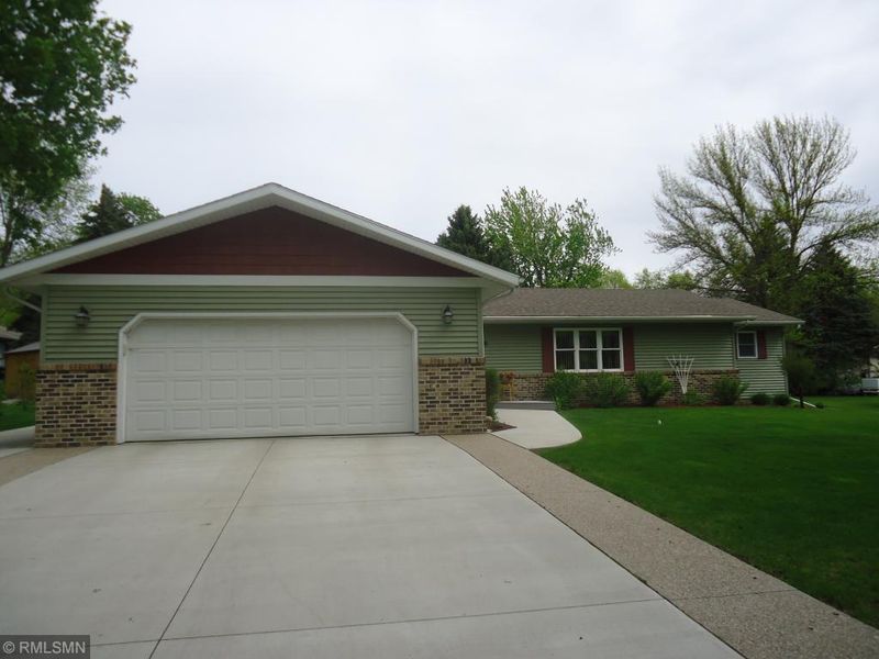 708 25th Ave SW, Willmar, MN 56201