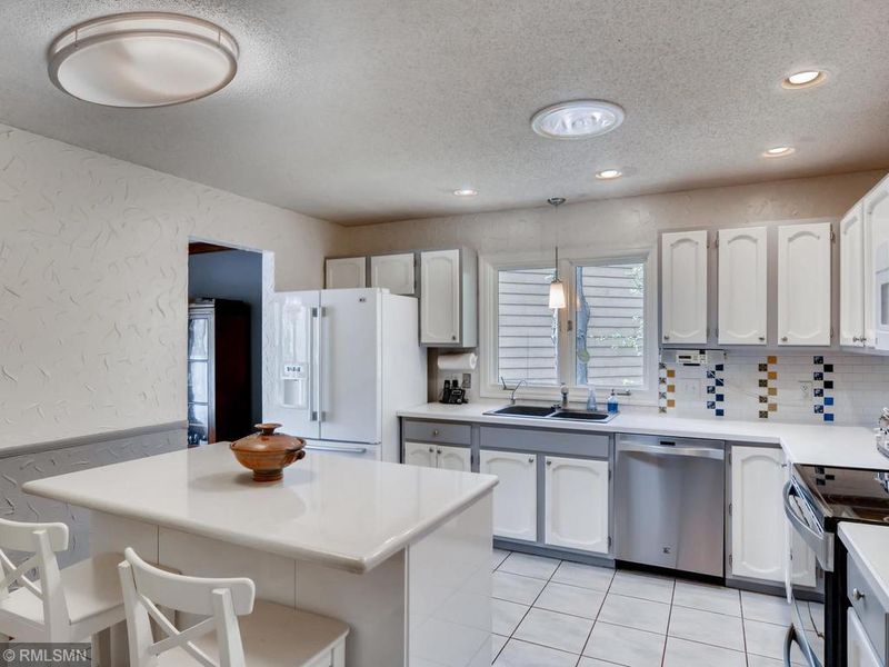 12922 Hamlet Ave, Apple Valley, MN 55124