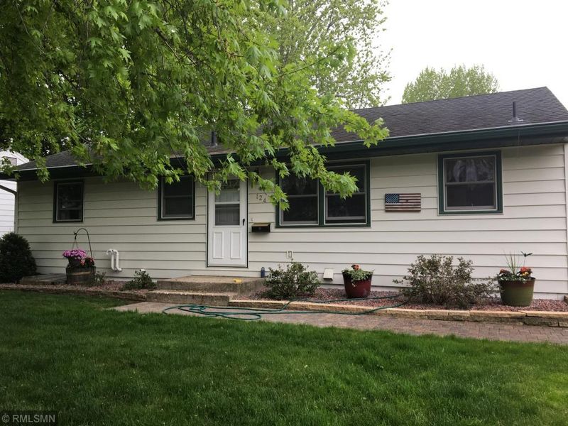 124 N Mayfair Dr, Mankato, MN 56001