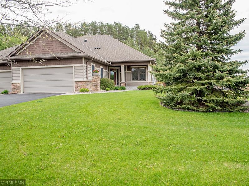 1201 Holly Ave N, Oakdale, MN 55128