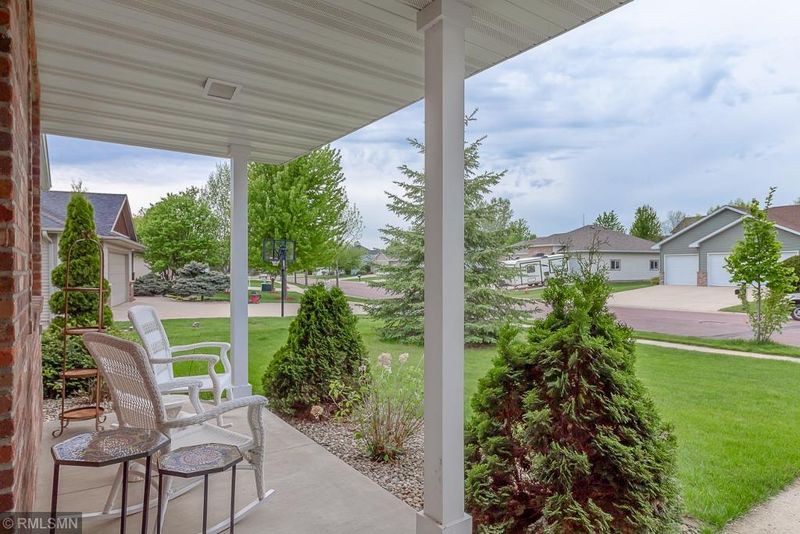 412 South Brook Cir, Mankato, MN 56001
