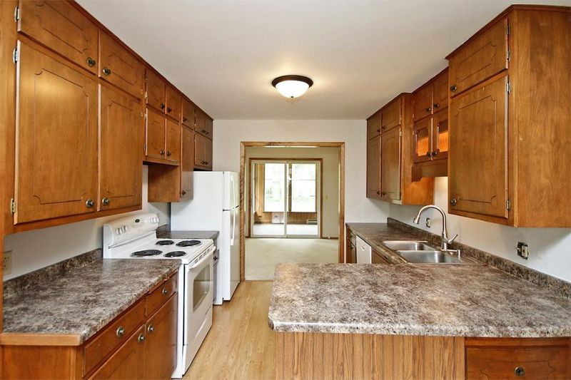 384 Larson St SW, Hutchinson, MN 55350