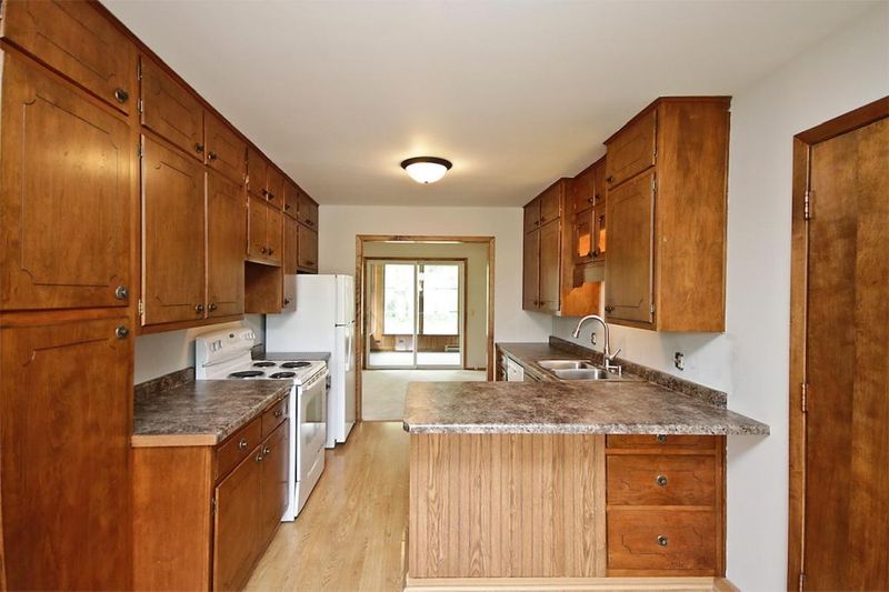 384 Larson St SW, Hutchinson, MN 55350