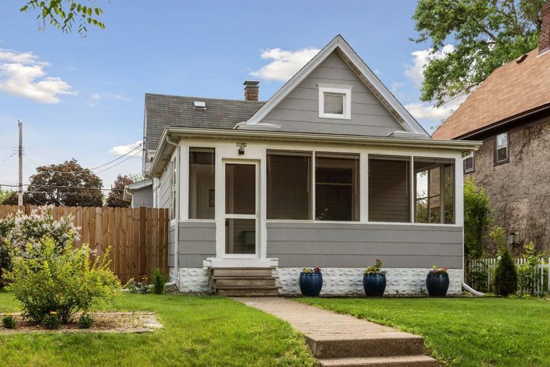 3935 Hubbard Ave N, Robbinsdale, MN 55422