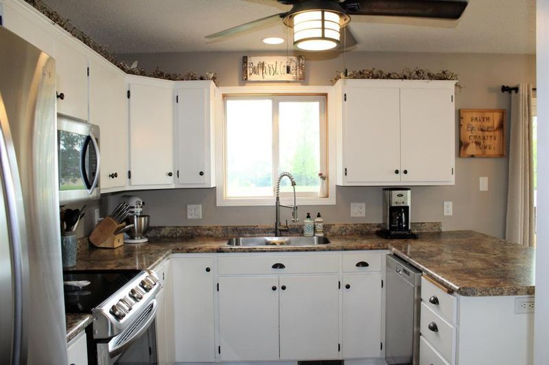 916 Sellards Dr, Dassel, MN 55325