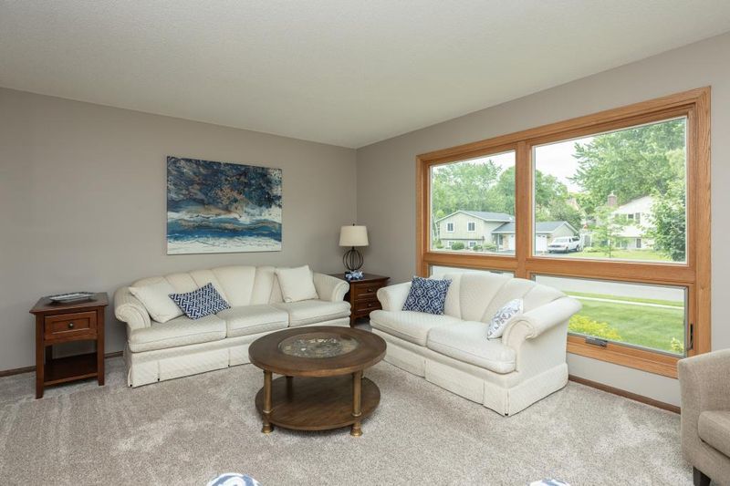 15725 Hayes Trl, Apple Valley, MN 55124