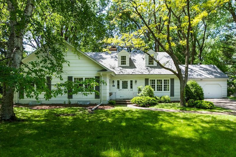 6616 Mohawk Trl, Edina, MN 55439