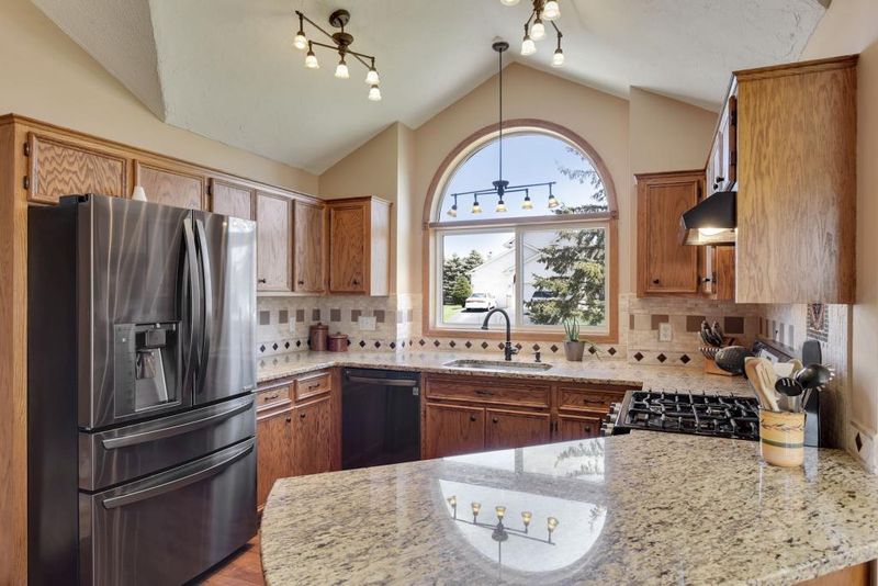 8436 Rhoy St, Victoria, MN 55386