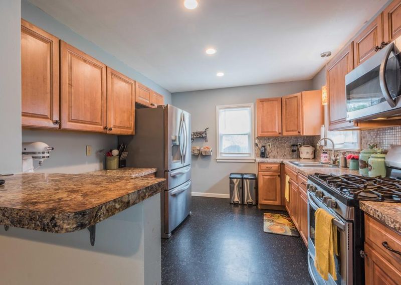 2491 Stillwater Rd E, Maplewood, MN 55119