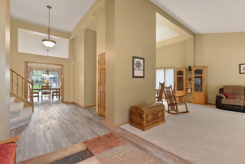 9242 Cambridge Rd, Woodbury, MN 55125