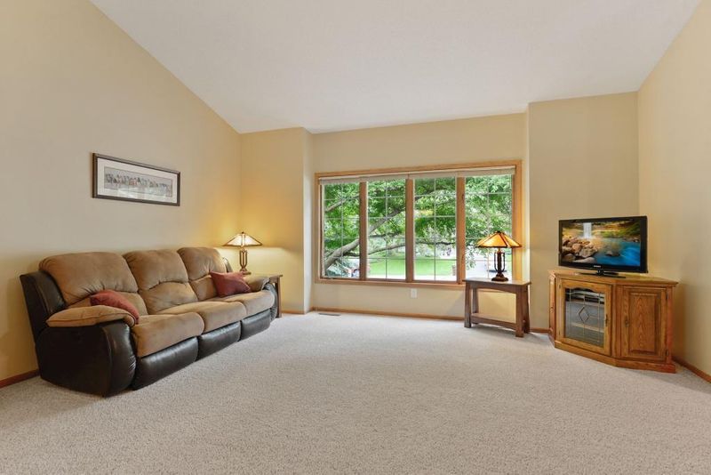 9242 Cambridge Rd, Woodbury, MN 55125