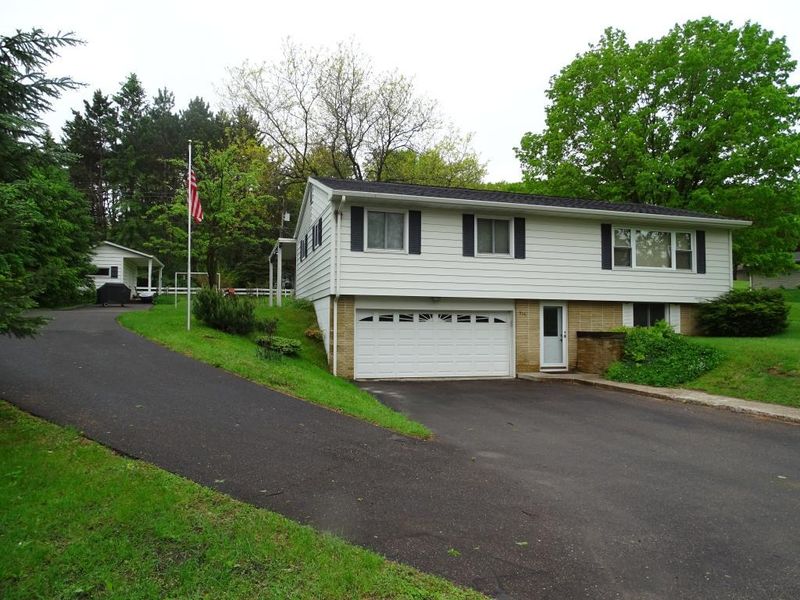 911 Auth St, Durand, WI 54736