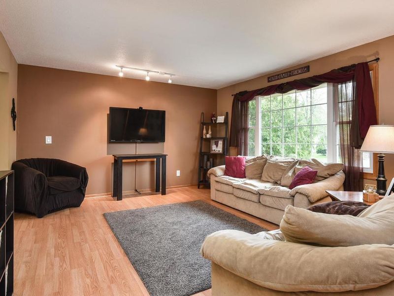 8827 N Brook Cir N, Brooklyn Park, MN 55428