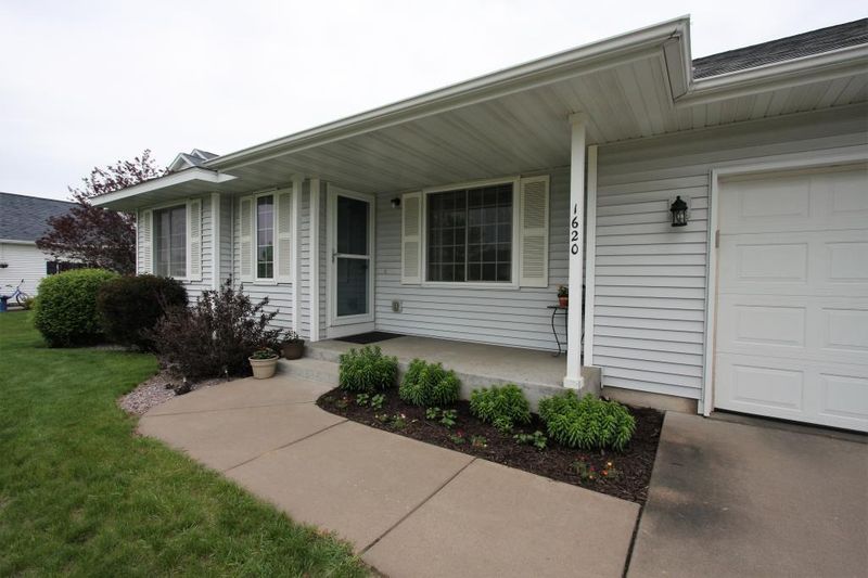 1620 Hazeltine Dr, Eau Claire, WI 54703