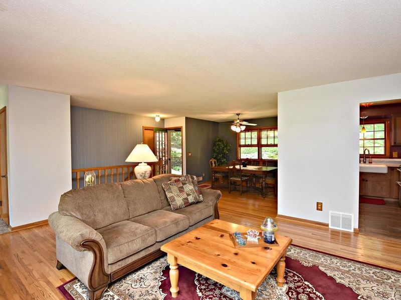 326 Cimarron Rd, Apple Valley, MN 55124