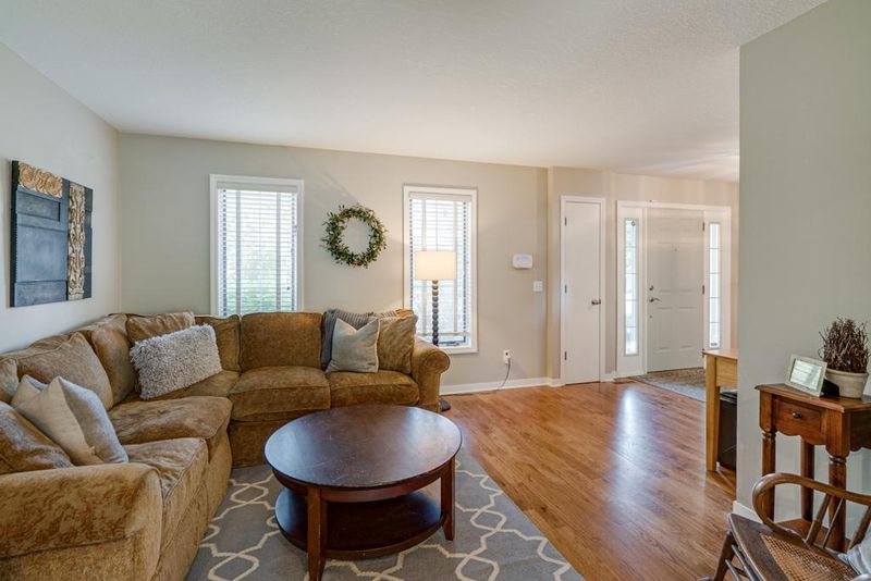 1042 Fallbrook Ln, Woodbury, MN 55125