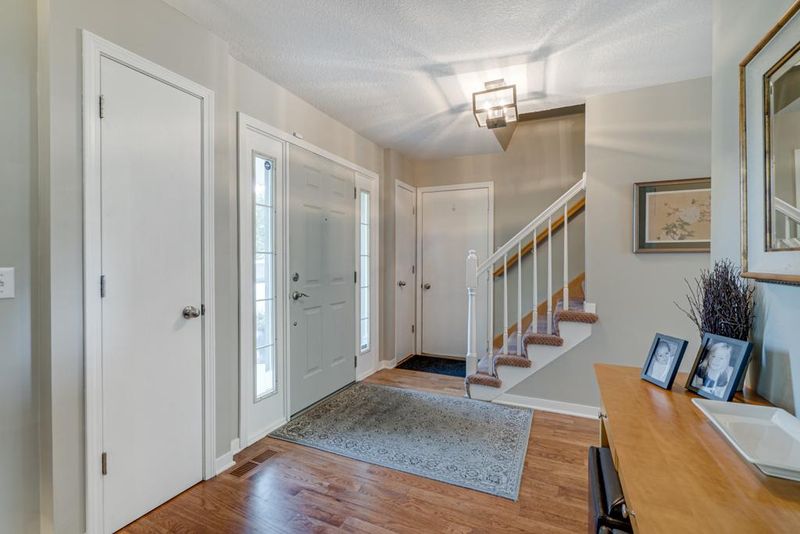 1042 Fallbrook Ln, Woodbury, MN 55125