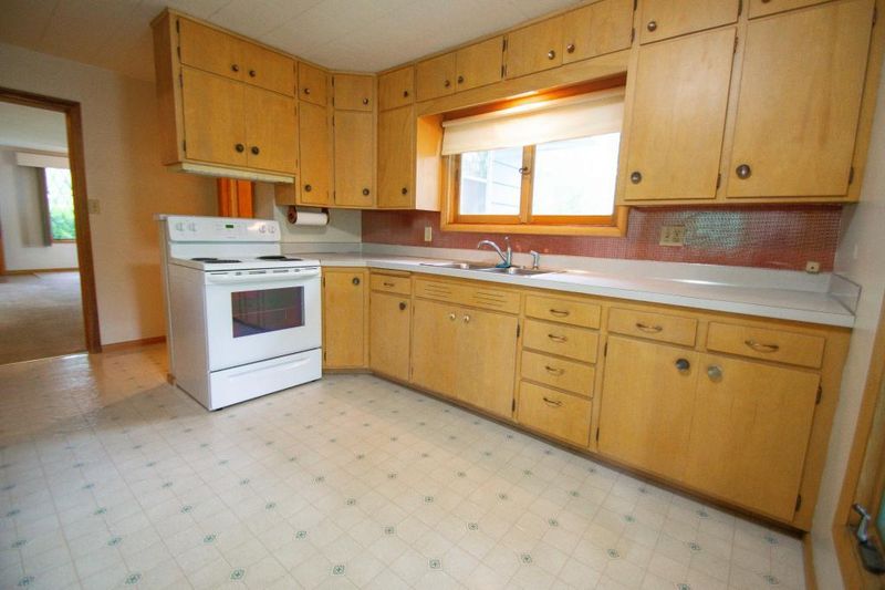 21 2nd St NW, Menahga, MN 56464