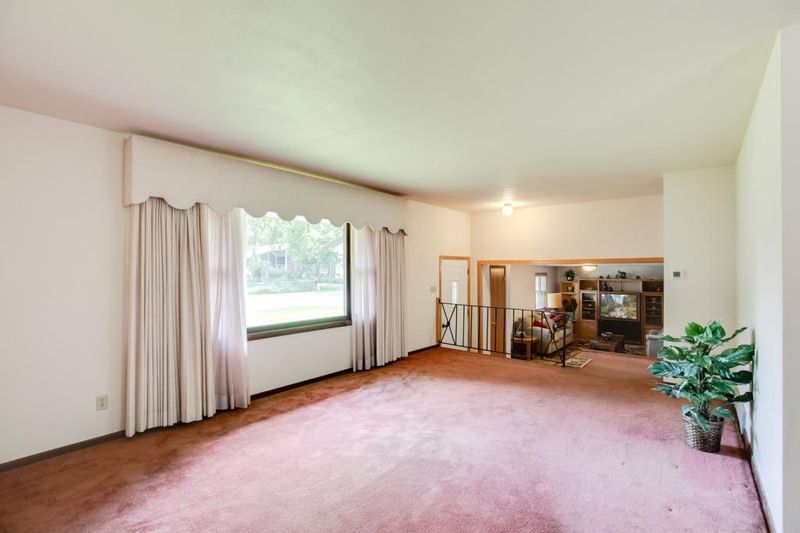 2479 Germain St, Maplewood, MN 55109