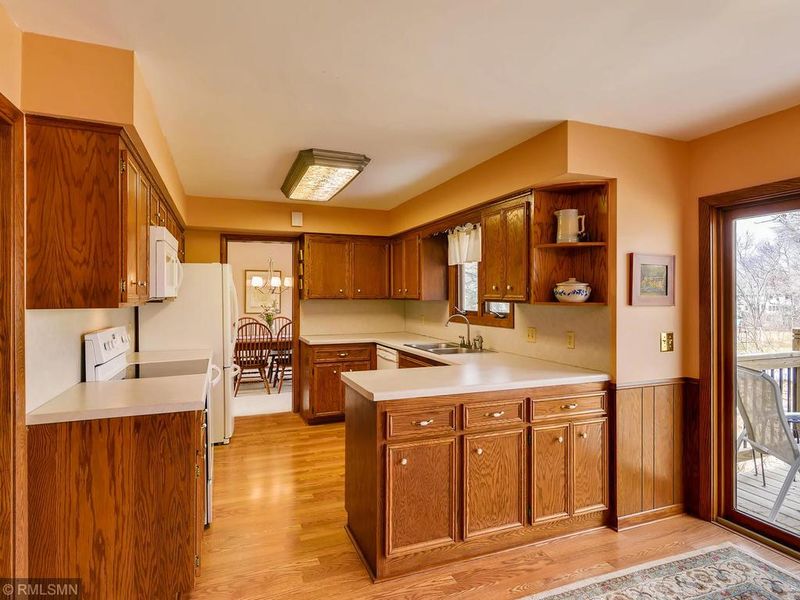 4 Oakview Ct, White Bear Lake, MN 55110