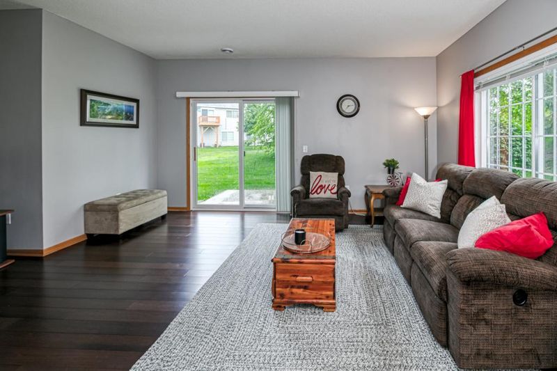 8022 Stratford Cir S, Shakopee, MN 55379