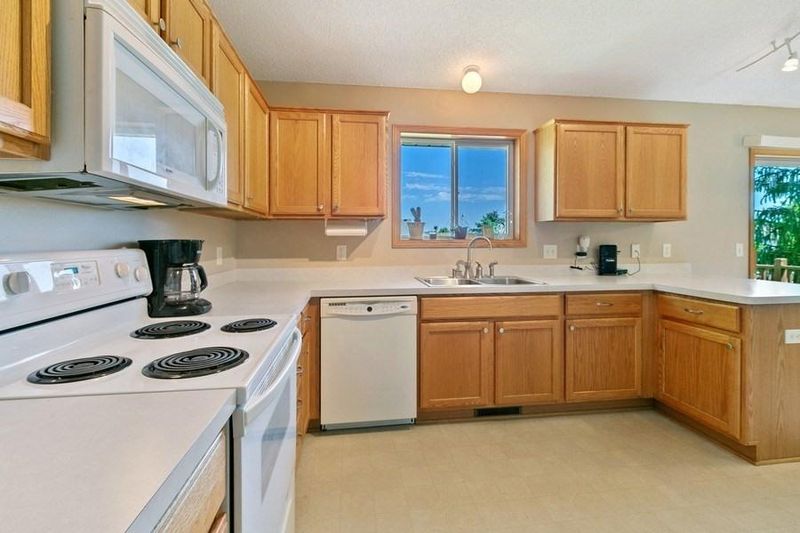720 Heritage Ln, Belle Plaine, MN 56011