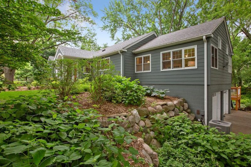 528 Janalyn Cir, Golden Valley, MN 55416