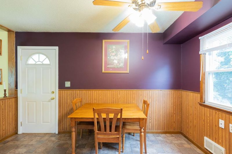 1118 Queens Ln, Anoka, MN 55303