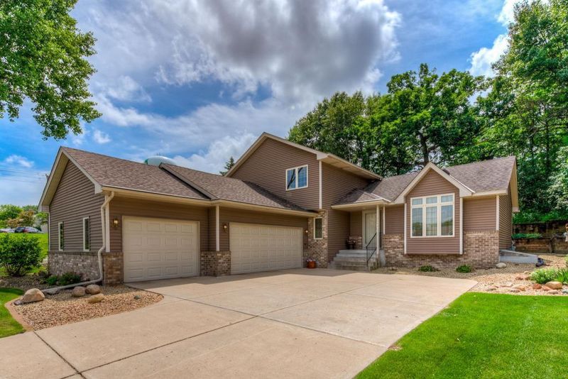 344 Meadowood Ln, Vadnais Heights, MN 55127