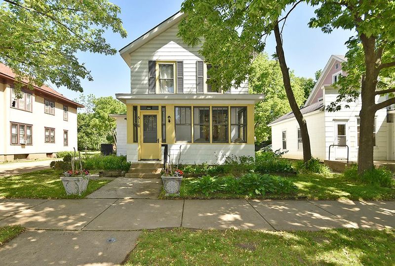 516 6th St NW, Faribault, MN 55021