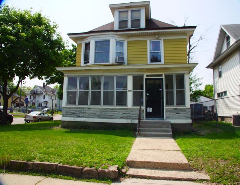 682 Aurora Ave, Saint Paul, MN 55104