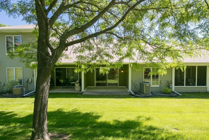1686 Brueberry Ln, Arden Hills, MN 55112