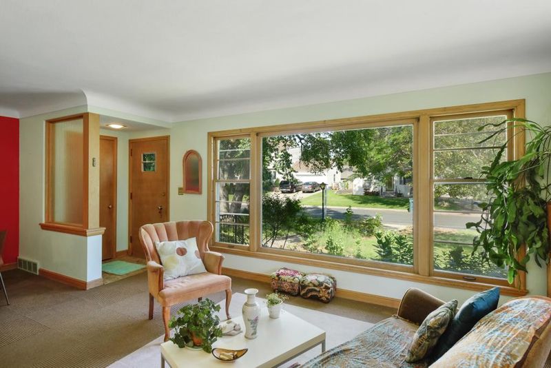 3042 Harding St NE, Saint Anthony, MN 55418