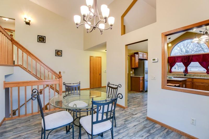 8925 Pinehurst Rd, Woodbury, MN 55125
