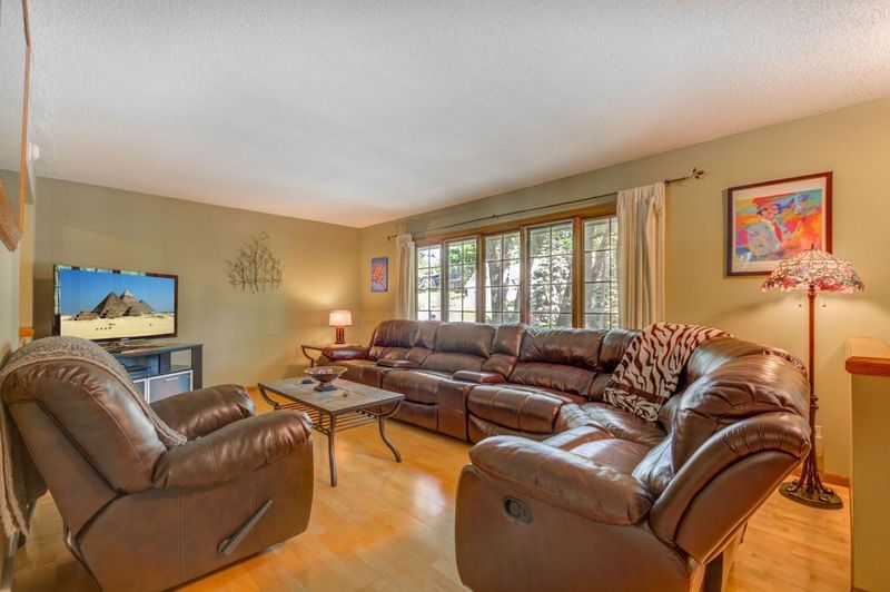 8113 Oakmere Rd, Bloomington, MN 55438