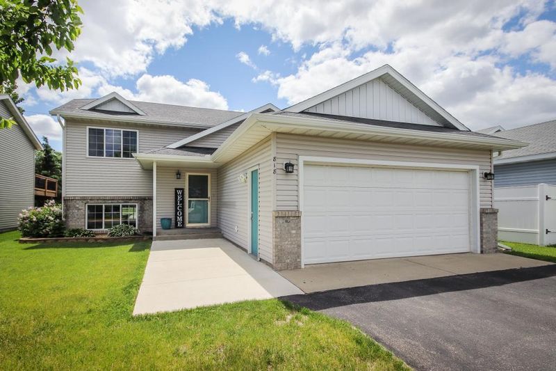 818 11th St S, Sartell, MN 56377