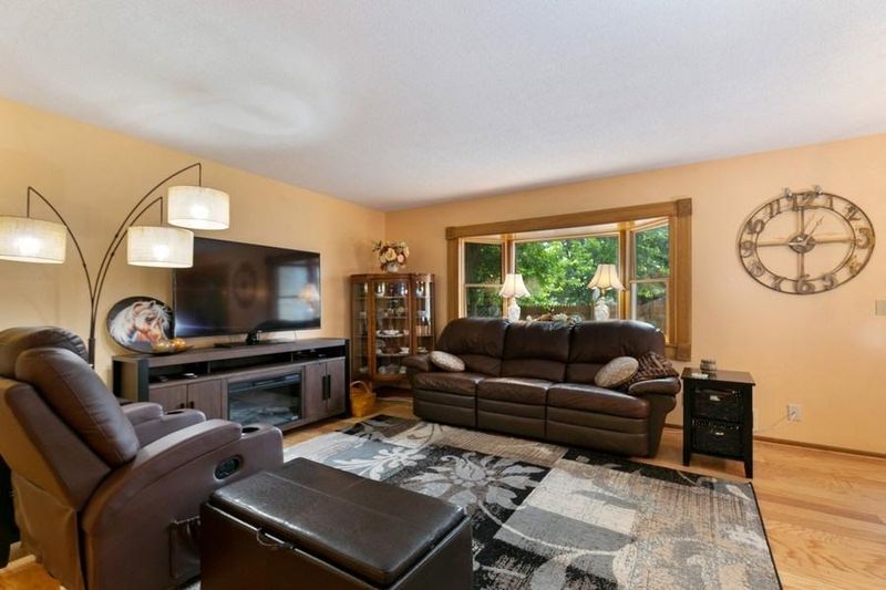 11481 Kensington Dr, Eden Prairie, MN 55347