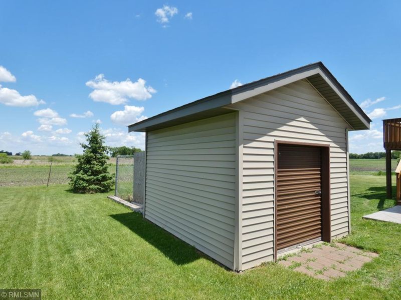 227 20th St W, Glencoe, MN 55336