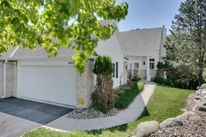 2409 Skyline Dr, Bloomington, MN 55425