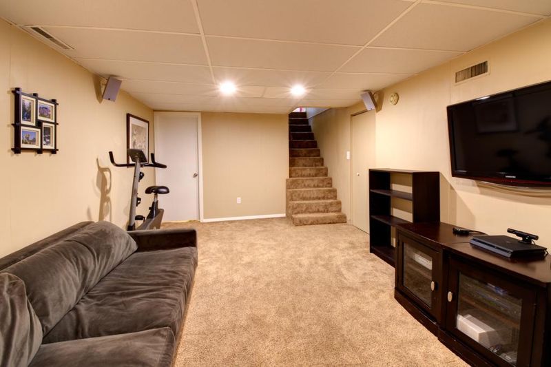 894 Lovell Ave W, Roseville, MN 55113